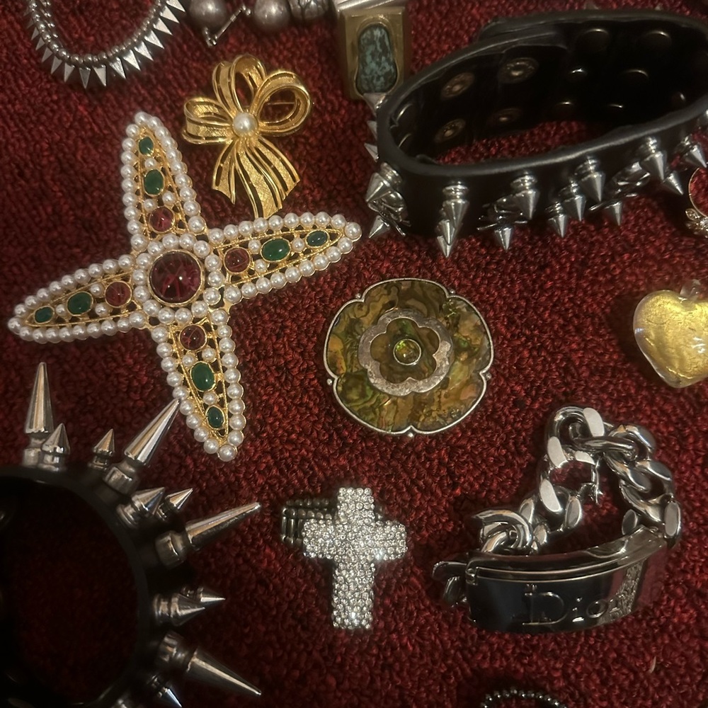 LOT OF COSTUME JEWELRY VINTAGE BROOCHES CUFF BRACELET RINGS ALL SHOWN INCLUDED